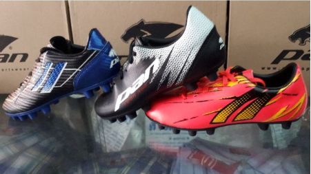 รองเท้าสตั๊ด Pan